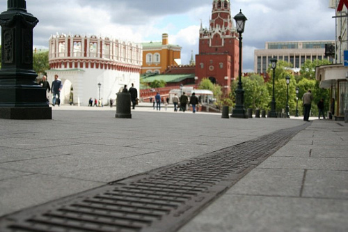 Манежная площадь в Центральном административном округе города Москвы рядом с Кремлём и Александровским садом